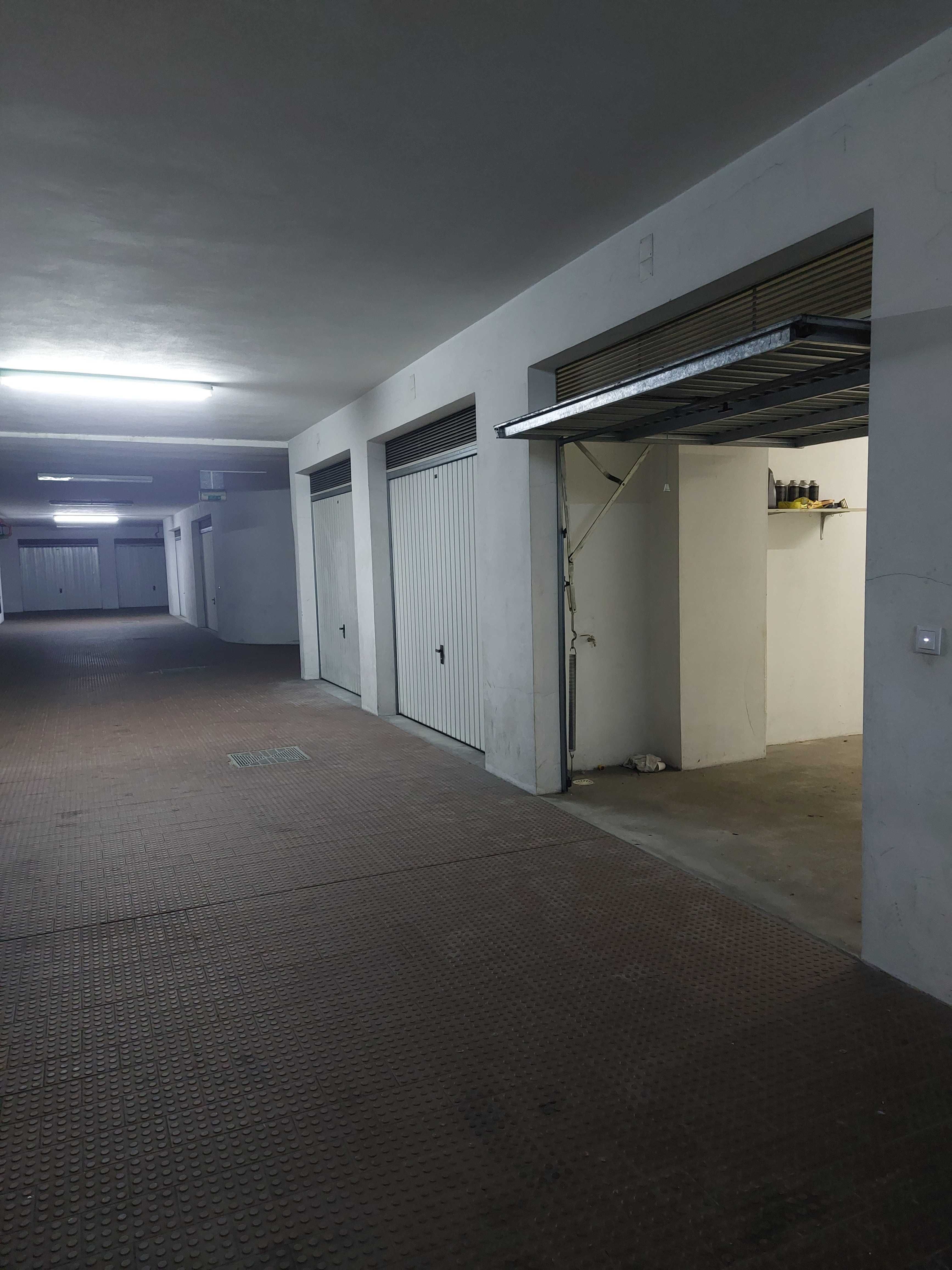 Garagem BOX nas Abadias