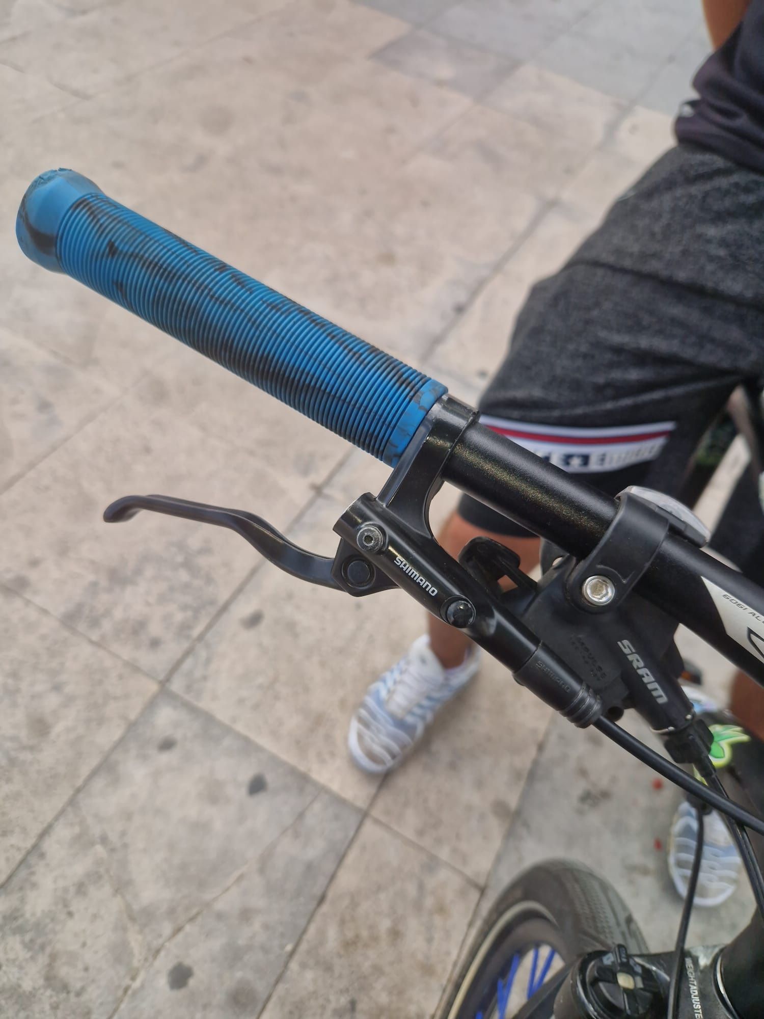 bike wheellie/grau