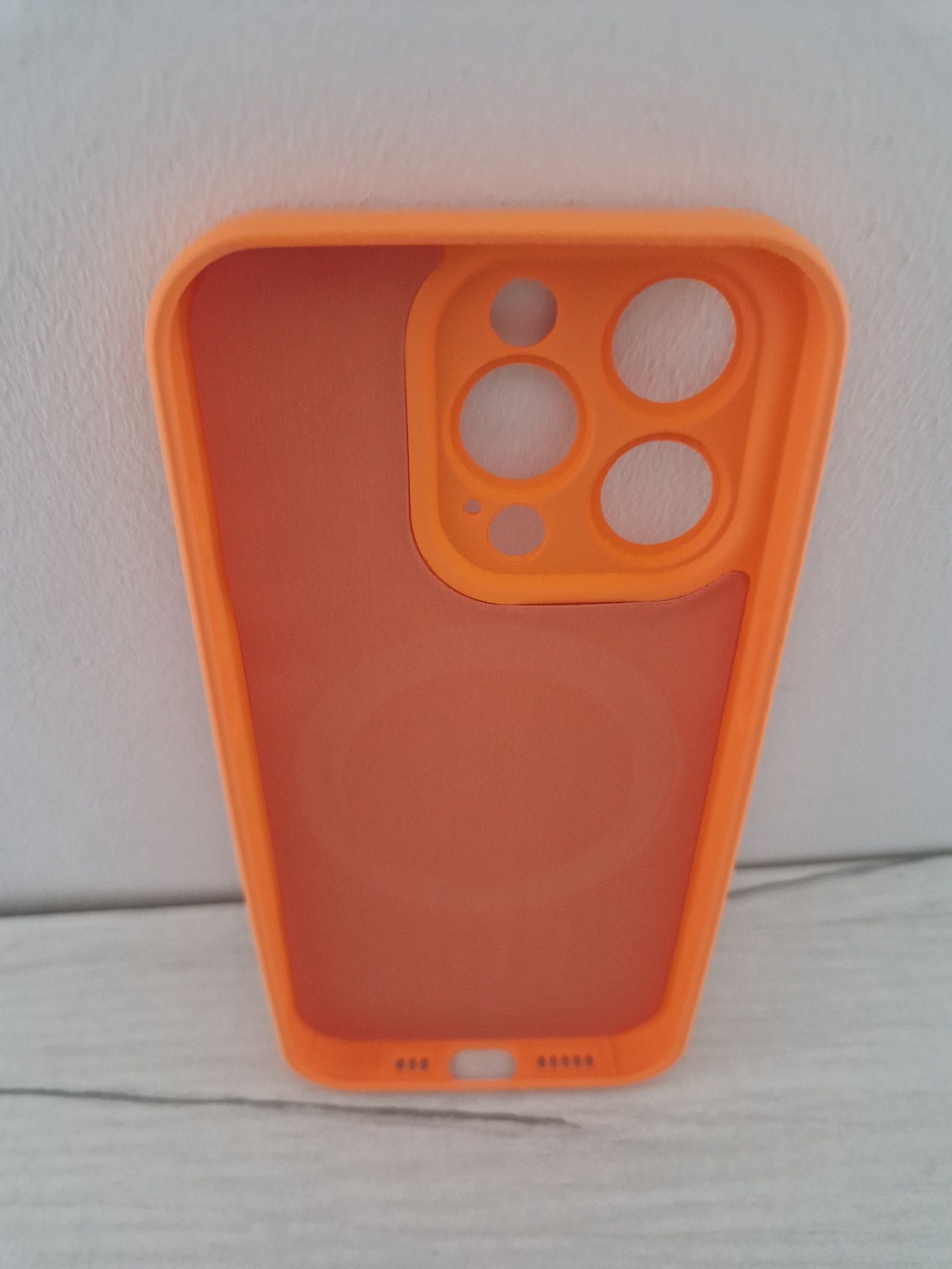 TEL PROTECT MagSilicone Case do Iphone 15 Pro  Pomarańczowy