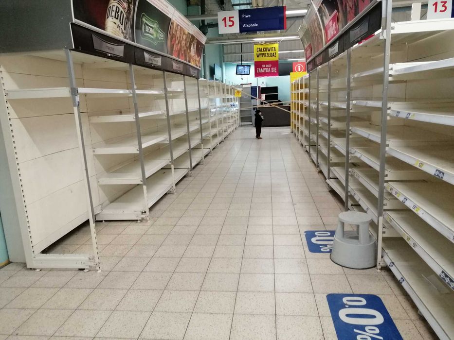 Regały przyścienne metalowe modułowe sklepowe wzmacniane alkoholowy