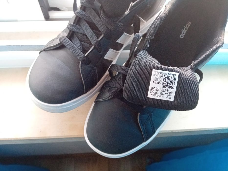 Tenis adidas com pouco uso.