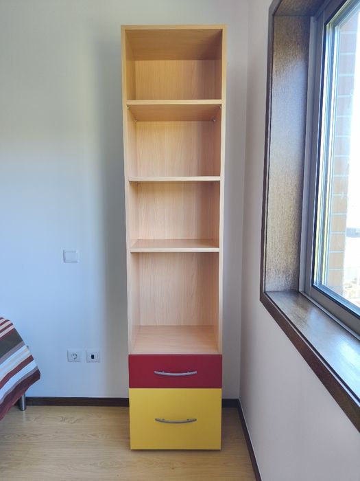 Estante em madeira clara com gavetas