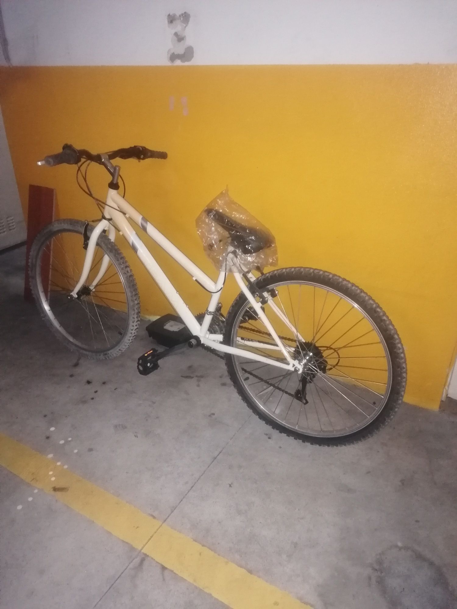 Bicicleta de cor branca