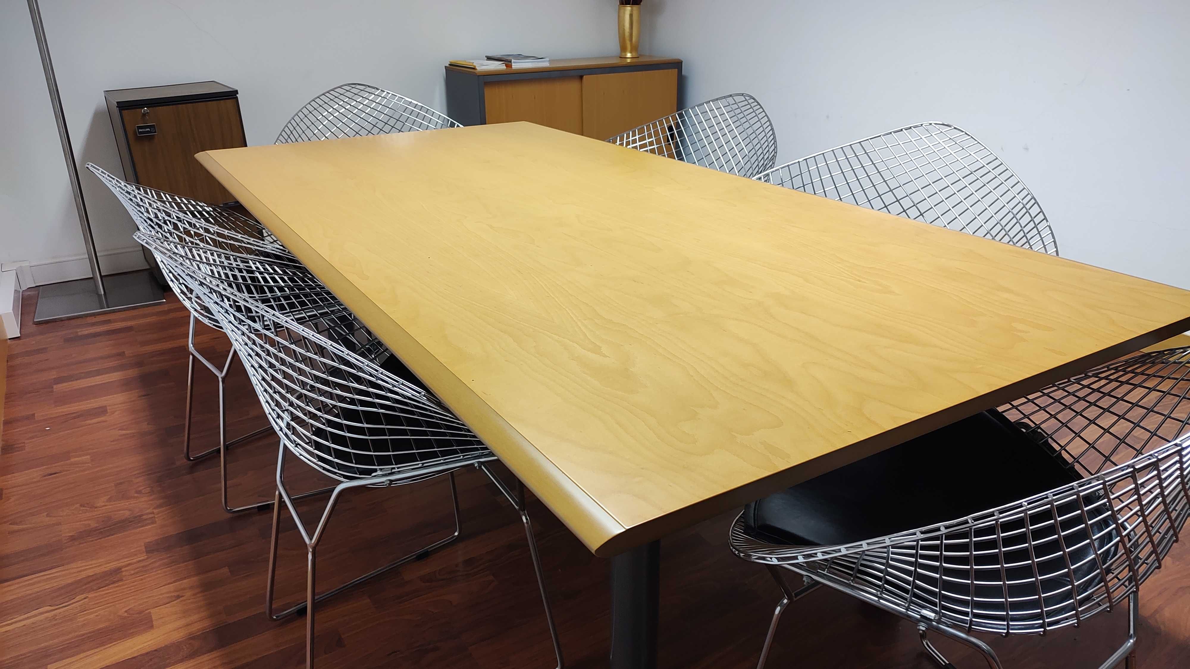 Mesa de reunião em faia maciça com estrutura metálica