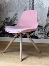 Różowe krzesło drewniane nogi skandynawski styl dla dziecka dziecięce
