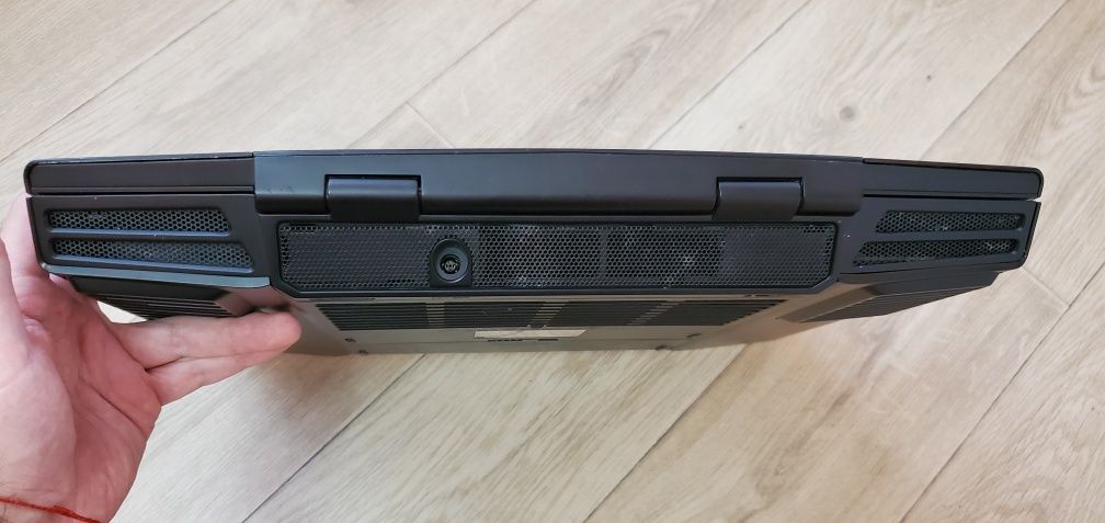 Якісний  ноутук Dell Alienware 17 екран