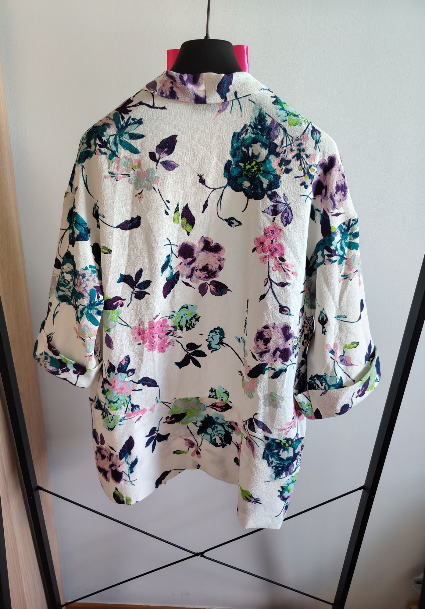 Miss Selfridge biały żakiet narzutka oversize w kolorowe kwiaty 38