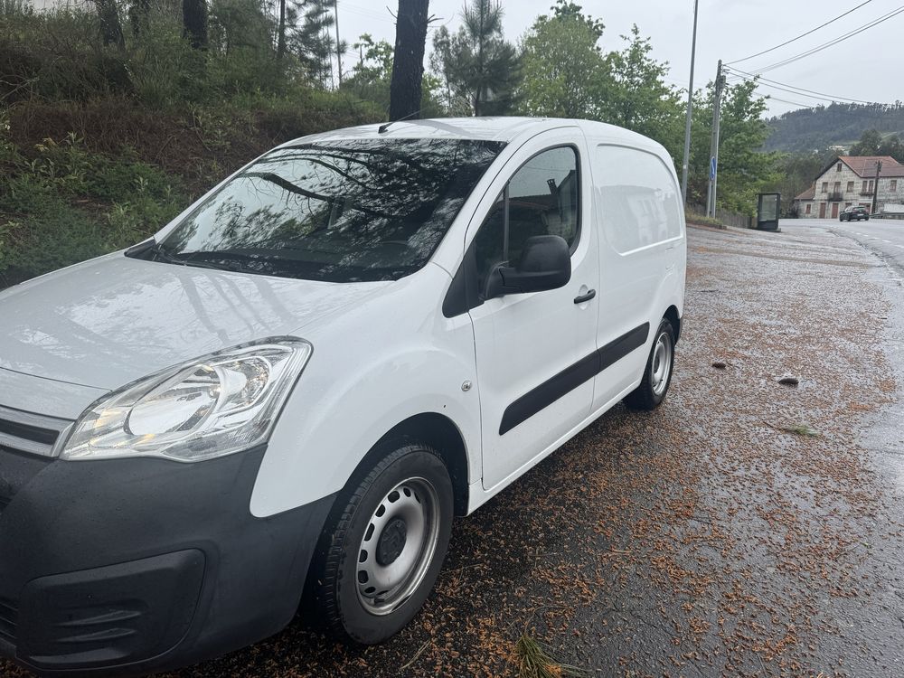 Citroën Berlingo 1.6hdi 100cv CX aut. 6 com patilhas no volante.