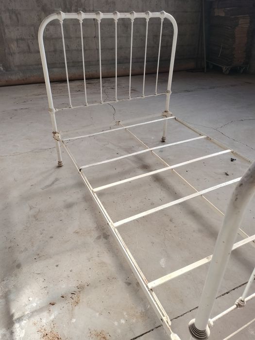 Cama de ferro branca