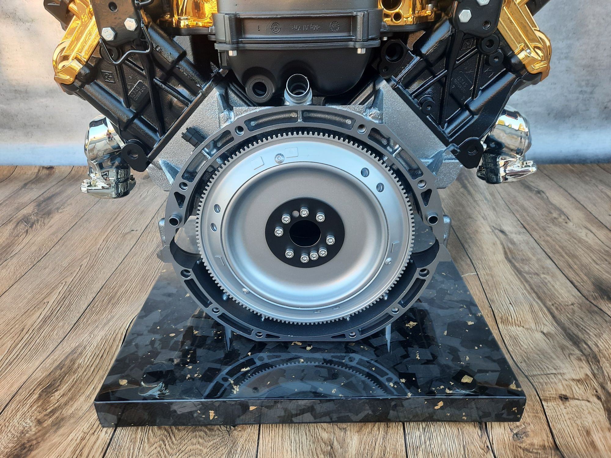 Stół z silnika Mercedesa V8 6.3 AMG Klasa G63 S63 E63 SL63 C63 CL63