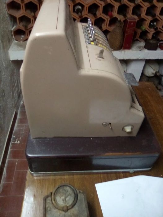 Máquina registadora antiga para coleção