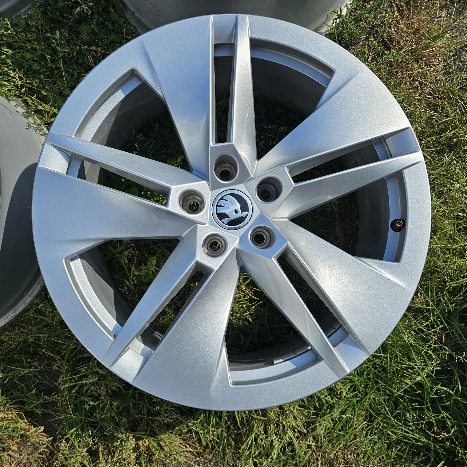 Alufelgi 19 Skoda Superb Octavia Yeti Karoq Kodjaq Enyaq VW 5x112 ET45