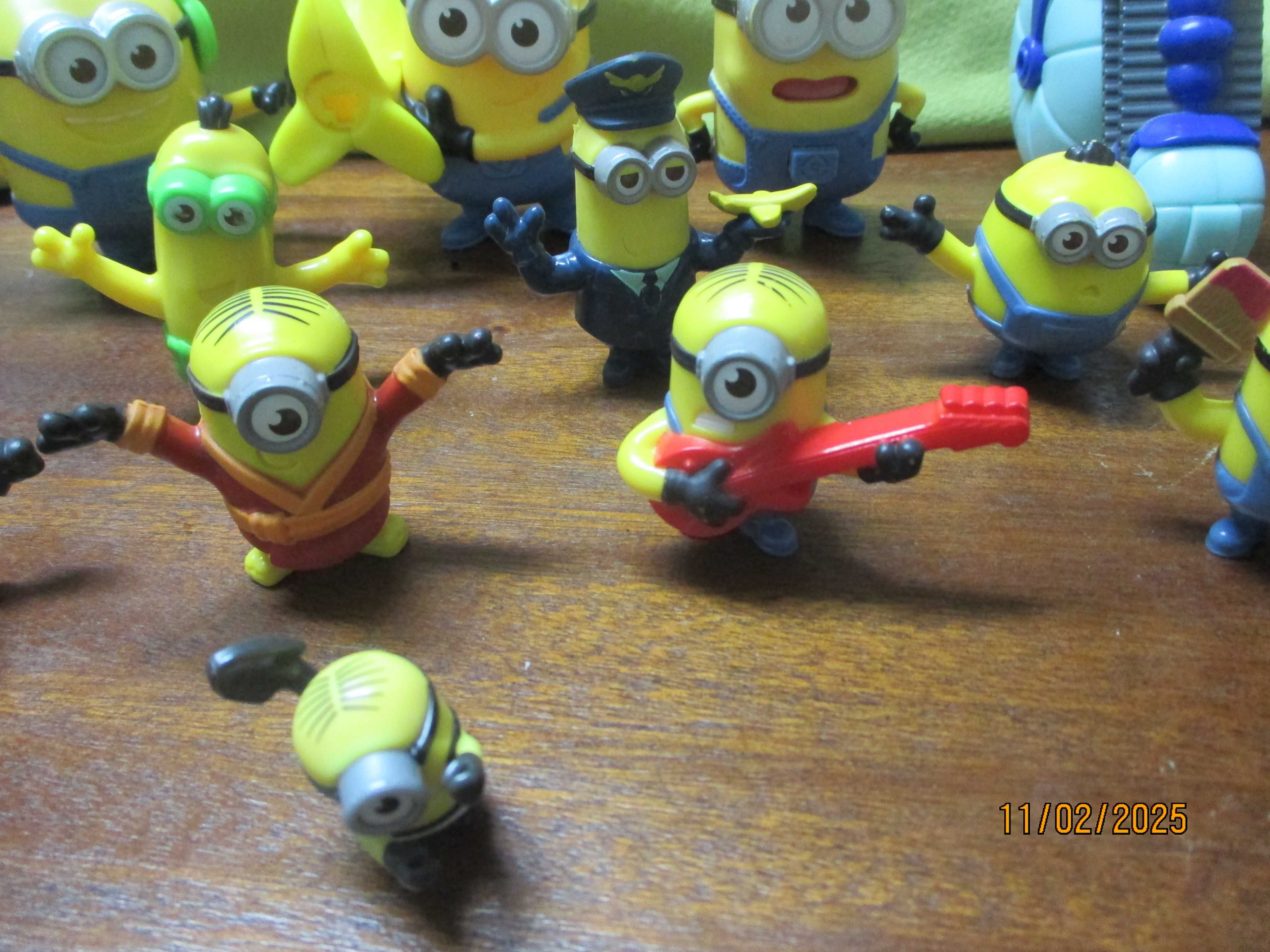 18 bonecos e uma escova Minions