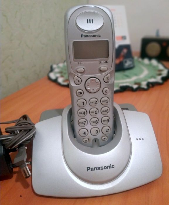 Радиотелефон Panasonic KX-TG1107 с базой и блоком питания