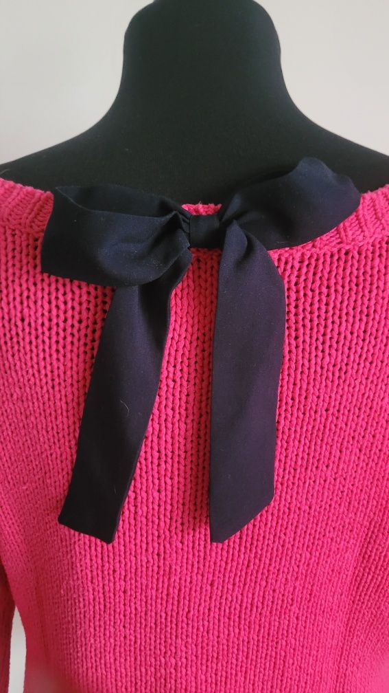 Różowy sweter Hollister z eleganckim wiązaniem na plecach
