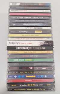 CDs de música de diversos grupos e géneros musicais