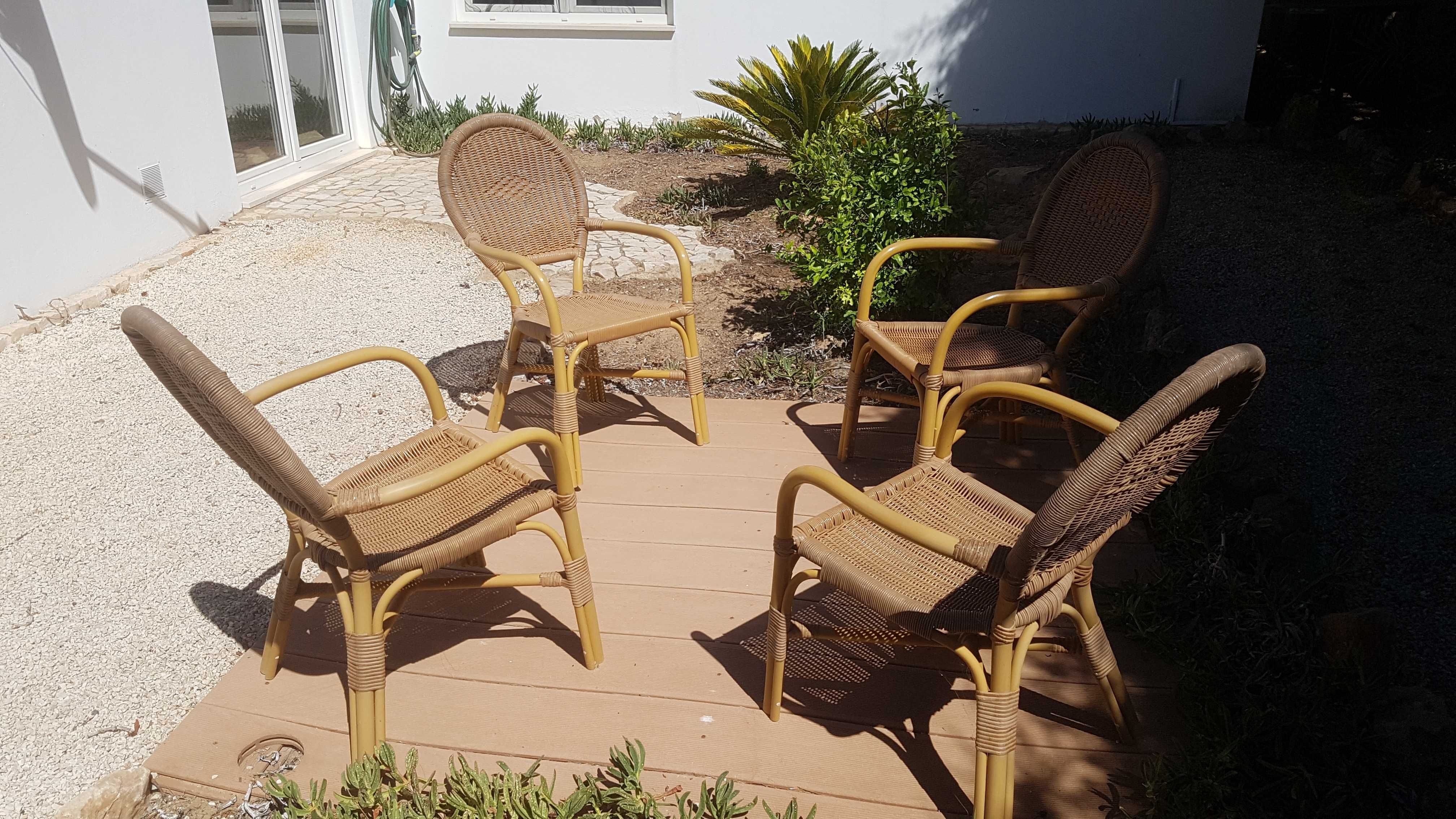 4 cadeiras e uma mesa para exterior / jardim