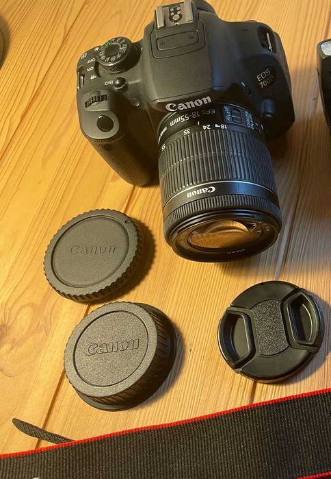 Câmara DSLR Canon 700D+Objetiva Zoom Lens EF-S 18-55mm