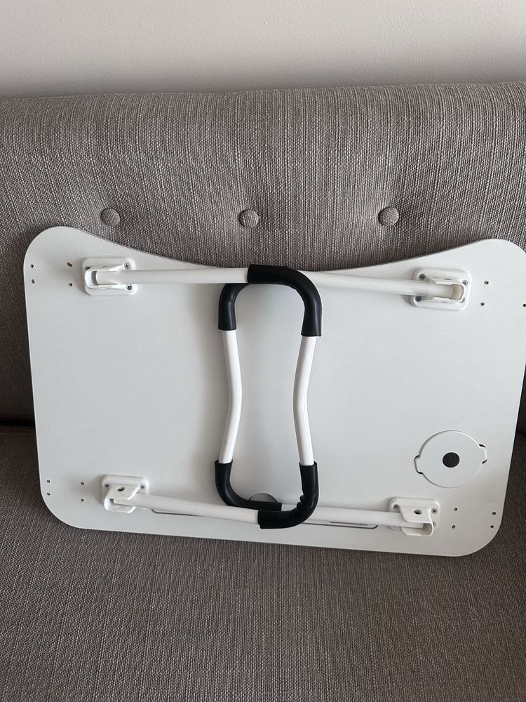 Bialy skladany stolik pod laptopa