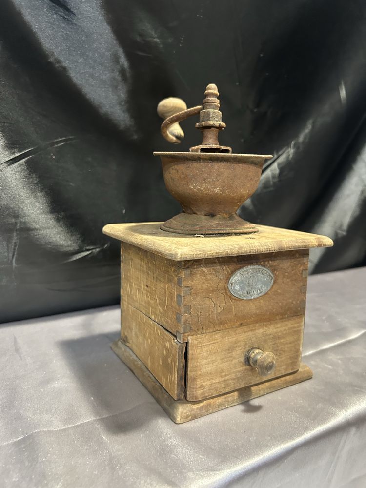 Drewniany młynek do kawy – Z szufladką – Sygnowany – Styl vintage