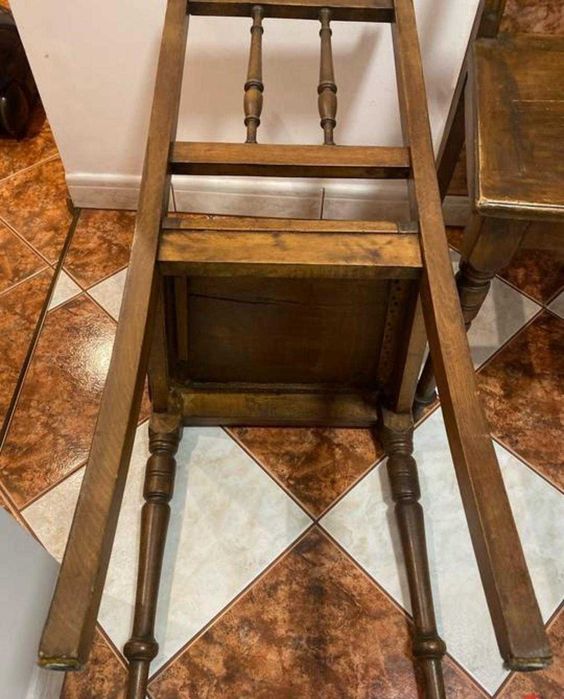 Stare, drewniane, przedwojenne po renowacji - dwa krzesła