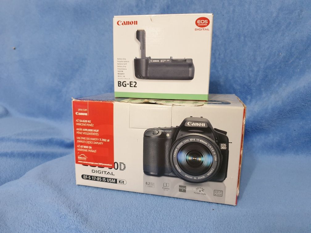 Canon EOS 30D z obiektywem i gripem
