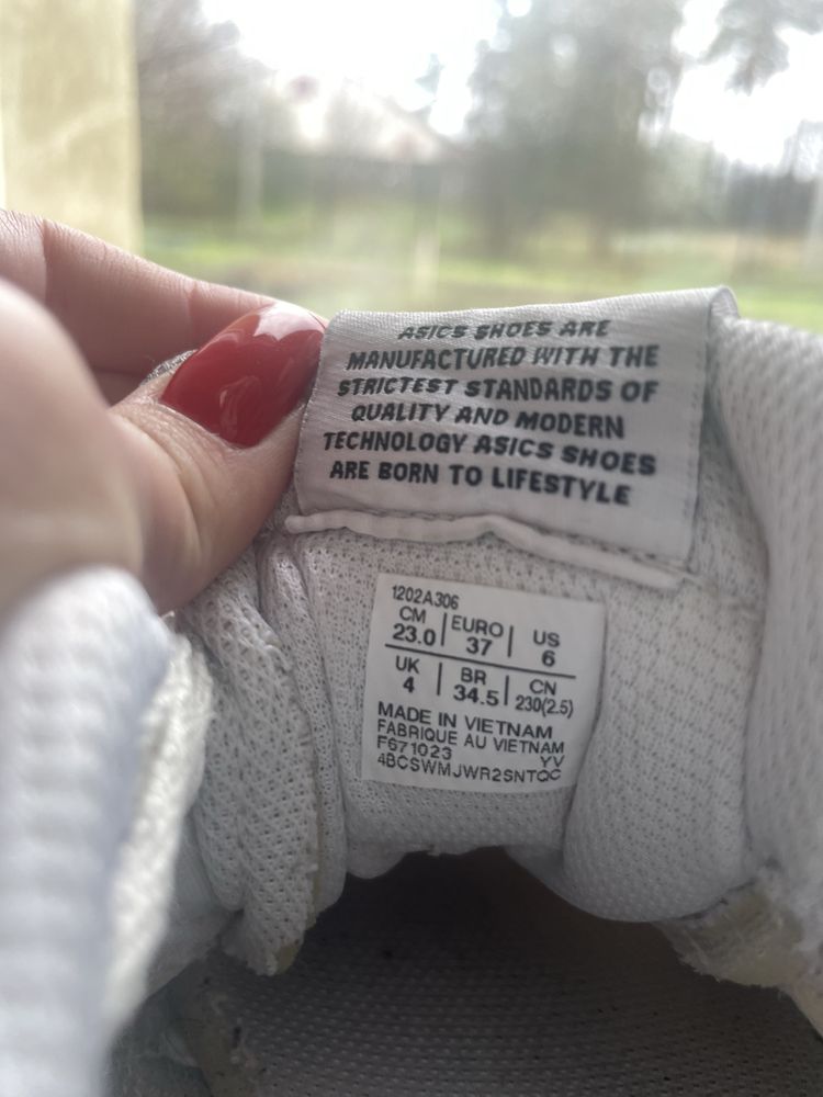 кросівки Asics.