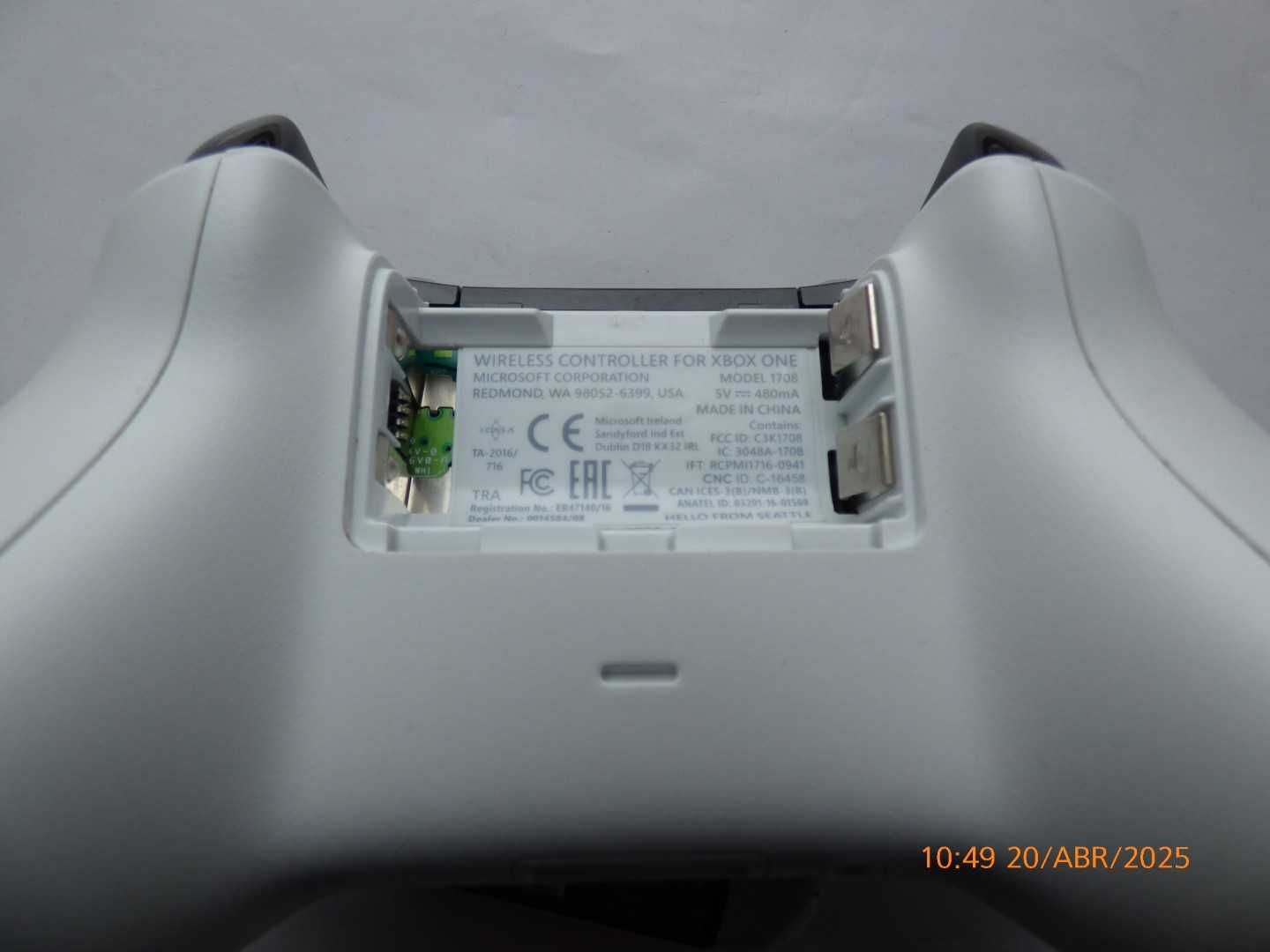 Comando Xbox One S com AVARIA; Liga, foto1; para PEÇAS; Ler anuncio