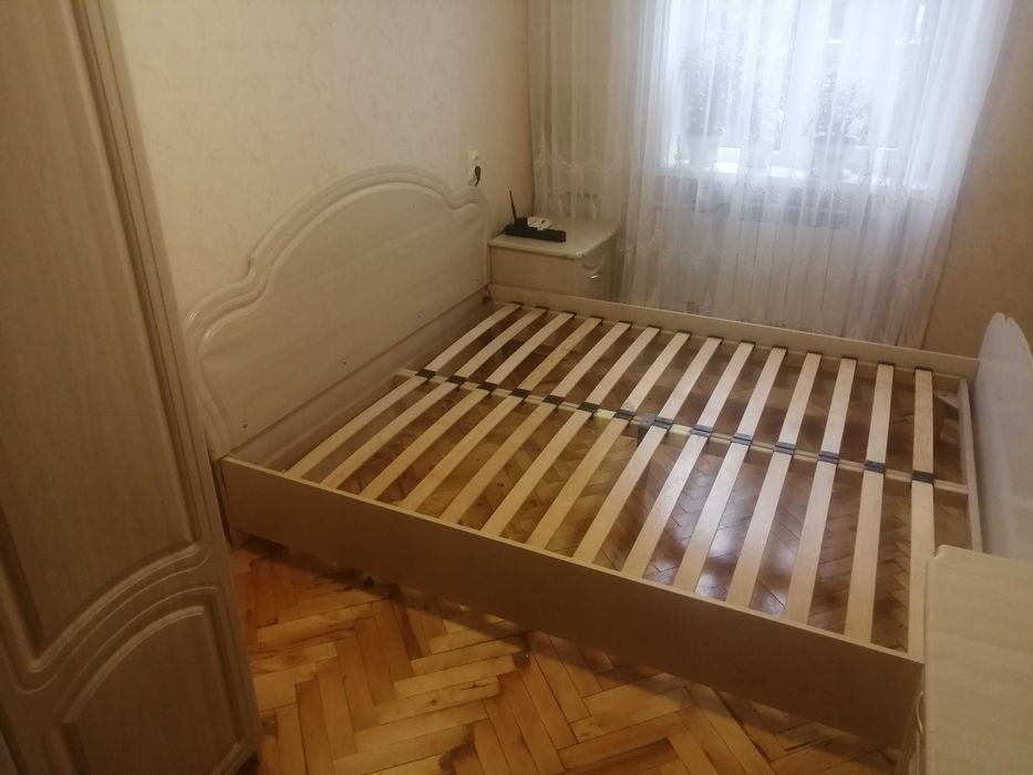Ліжко спальне без матрацу з двома тумбочками