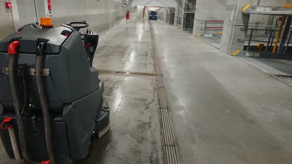 Maszyna do mycia posadzek - wynajem z dowozem