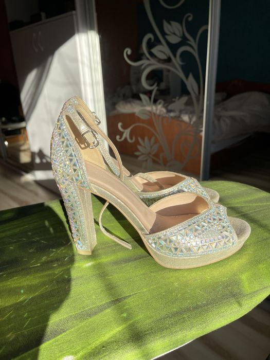 Босоніжки стрази туфлі 36-37р святкові Menbur