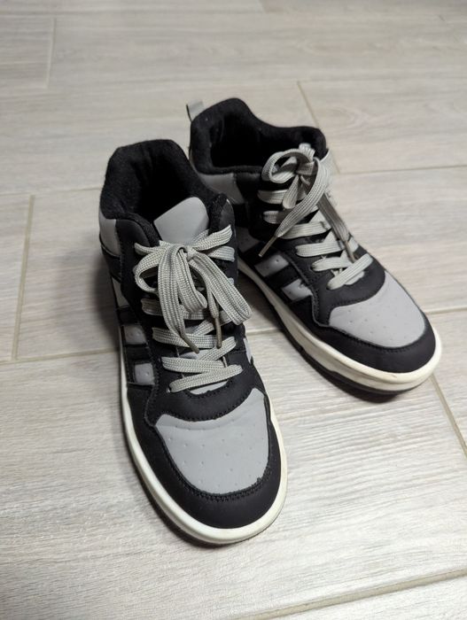 Снікерси 24 см як нові