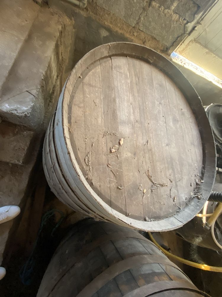 Pipas de vinho em madeira tipo carvalho.