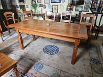 Mesa em madeira maciça - óptimo estado geral - Só a mesa
