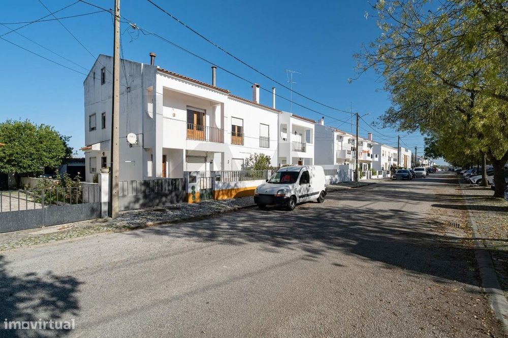 Moradia bi-familiar de 1º andar com sótão