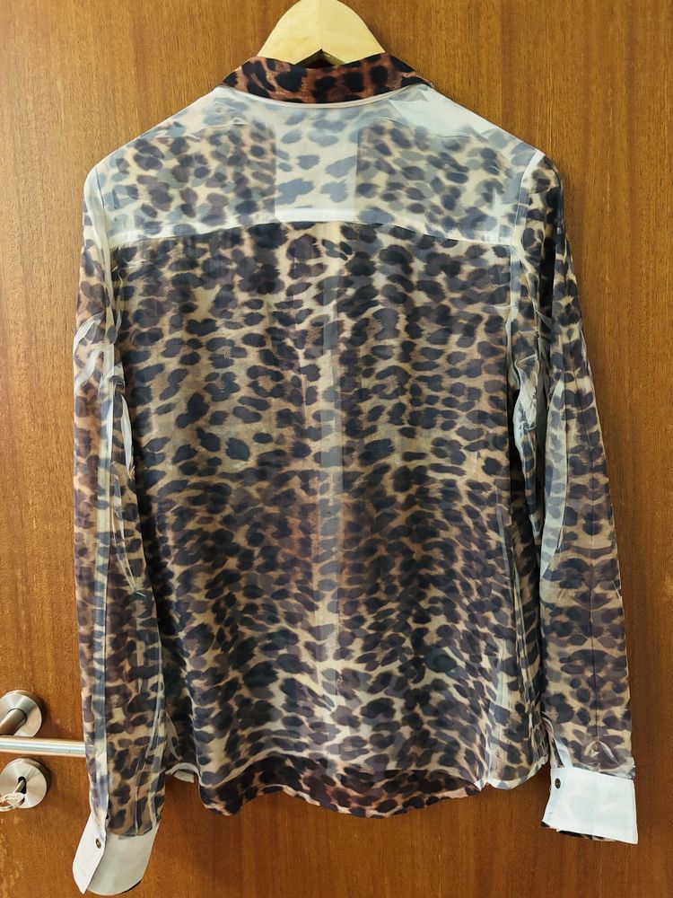 Camisa Guess com aplicacao dourada