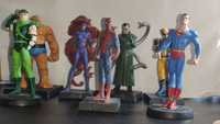 Figuras de chumbo da Marvel e DC ainda com a sua respectiva revista of