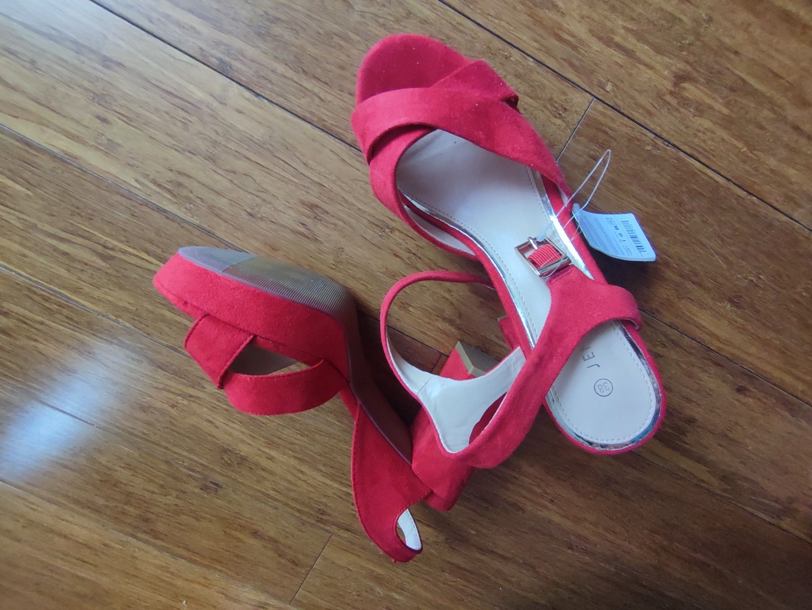 Buty czerwone na słupku