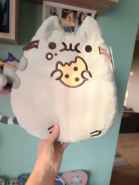 Pusheen z ciastkiem maskotka poduszka