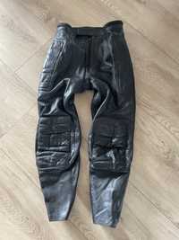 Spodnie skórzane posiadają protectory 42 XL L