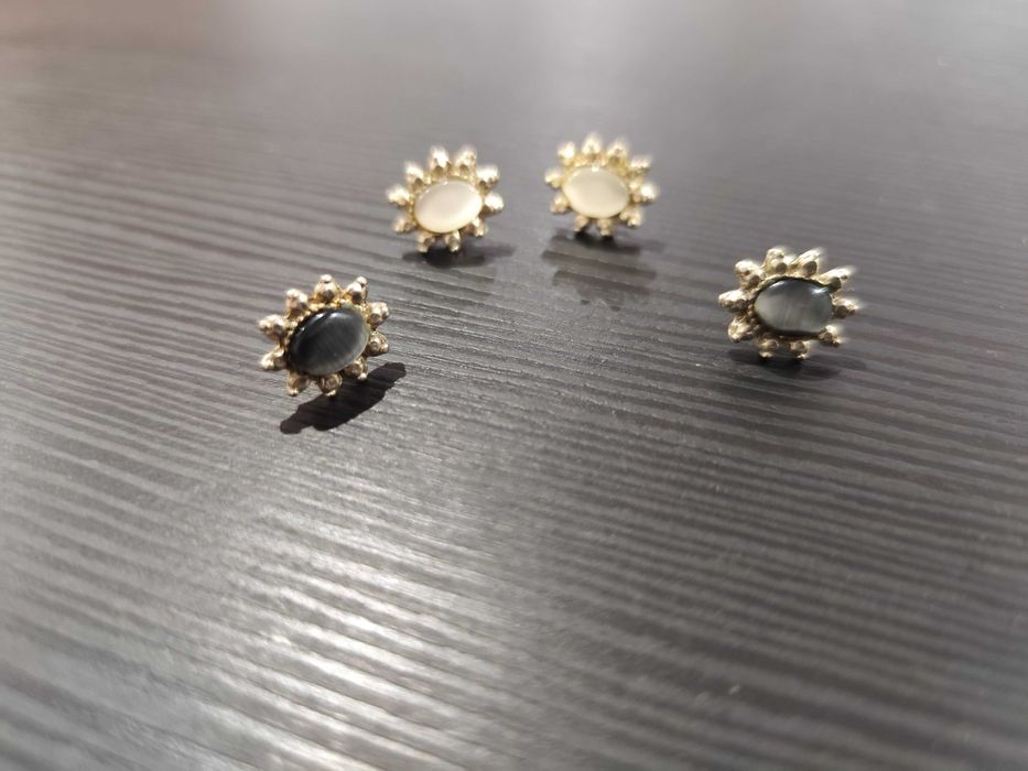 Dois pares de brincos prateados