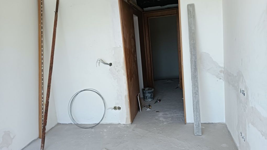 Faço todo o tipo de trabalhos de obra e pintura etc...