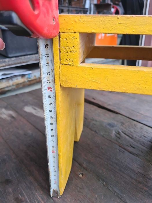 Табуретка крепкая