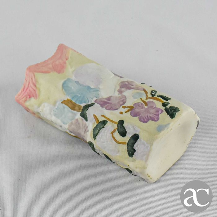 Jarra Europeia em Biscuit com flores em relevo