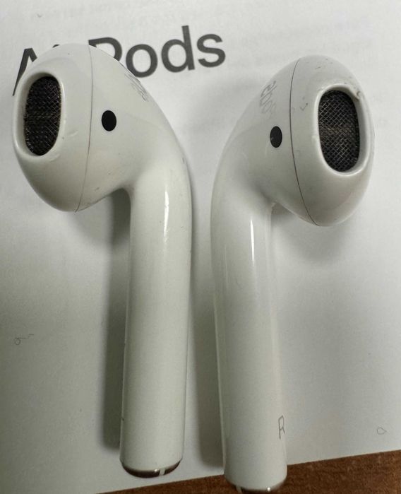 навушники airpods with charging case  в ідеальному стані плюс зар.блок