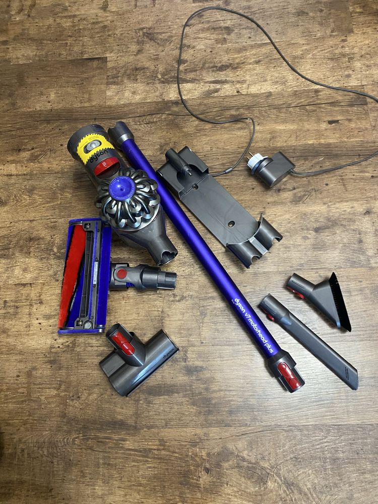 Пылесос аккумуляторный Dyson V7 motorhead plus