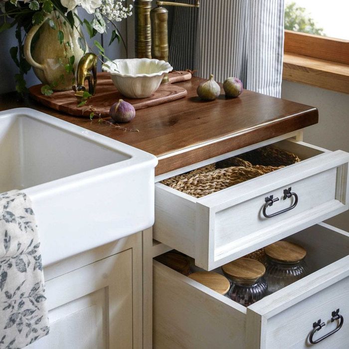 Postarzany drewniany aneks kuchenny w stylu retro - Producent mebli