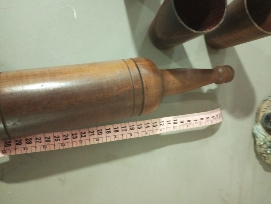 Garrafa de madeira e 4 copos antigos