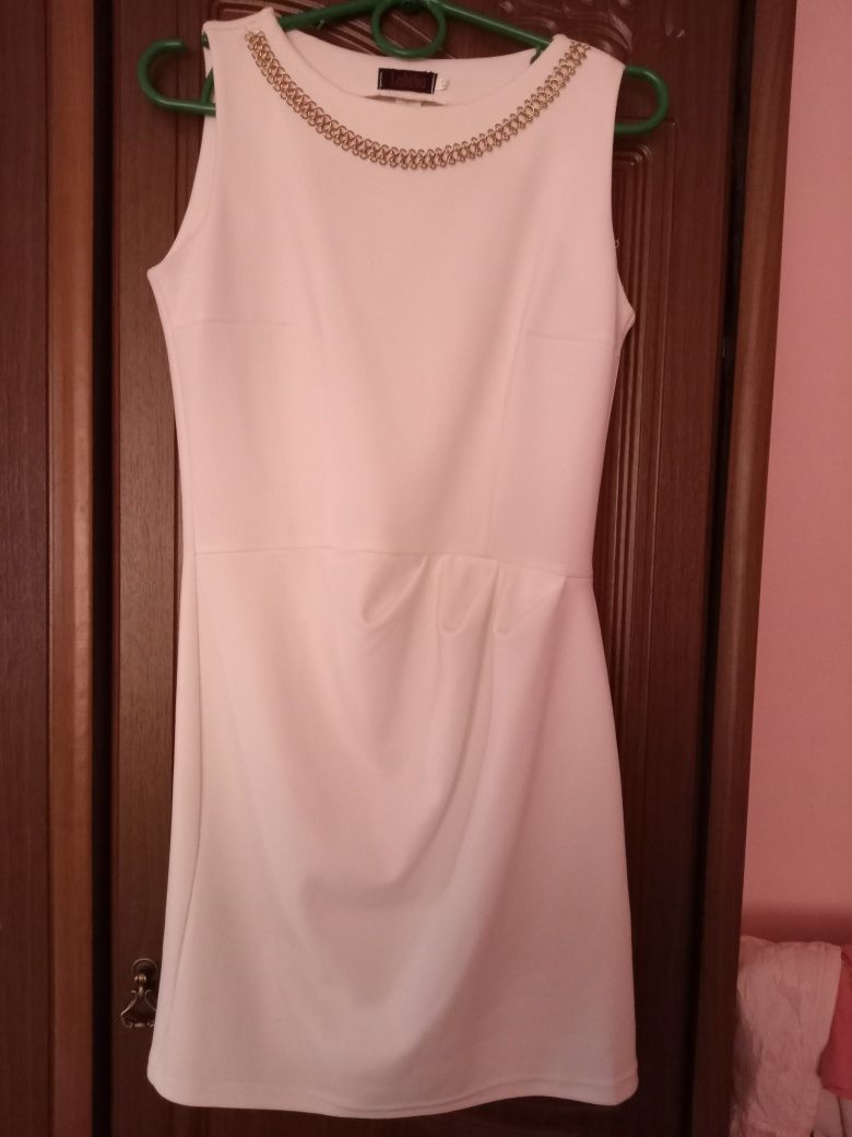 Плаття біле з ланцюжком