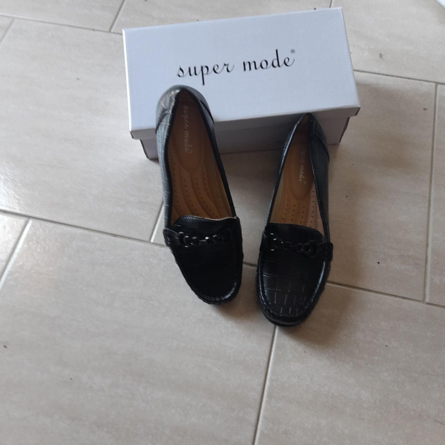 Sapatos novos ainda em caixa